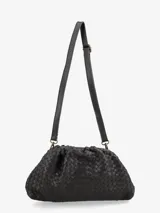 Bolso estilo bandolera con correa larga regulable, también se puede usar agarrándolo con la mano estilo sobre. Tiene un tramado de cuadros por toda la superficie.