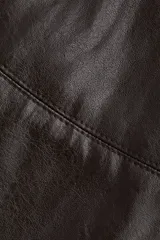 Pollera mini circular de color marrón oscuro, confeccionada en tejido revestido con efecto cuero y cintura elástica.