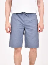 Bermuda de gabardina color celeste, con cintura ajustable con cordón y bolsillos laterales.