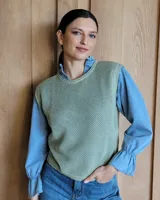 Musculosa verde agua con tejido de punto calado.