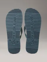 Chancletas Calvin Klein color celeste con logo de la marca en la tira.