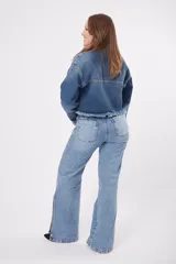 Pantalón de jean celeste de corte recto con aberturas laterales en el ruedo.