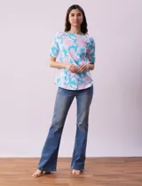Remera de algodón estampado con flores, marca Ruby Rd. Manga corta entrelazada con aberturas.