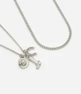 Set de dos collares plateados con cadena de eslabones. Uno con eslabones largos y otro con eslabones cortos, con dijes colgantes de sombrero, bota y herradura.