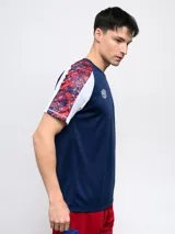Remera de entrenamiento azul marino con detalles en blanco y rojo en los hombros y mangas. Incluye el logo de Umbro y el escudo del Club Nacional de Football en el pecho.