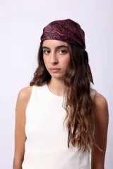 Pañuelo de seda con diseño estampado exclusivo de la marca.