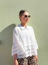 Camisa blanca de mangas 3/4 con detalles de broderie en las mangas y en el ruedo.