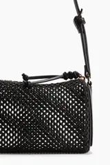 Cartera bandolera chica de rafia trenzada color negro, con forro interior, cierre superior y correa ajustable de cuero sintético.