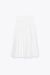 Falda midi blanca de popelín con cintura elástica tipo nido de abeja.