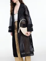 Gabardina larga color beige de organza brillante con cinturón extraíble.