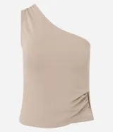 Top ajustado de un solo hombro, color beige claro, con detalle fruncido y abertura lateral ajustable con un ojal metálico.