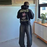 Canguro negro oversize de algodón con capucha y estampado en la espalda con texto 'LOONIVUM STREETWEAR', una palmera rosa, un leopardo y el texto 'Beach Social Club'.