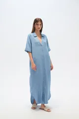 Vestido largo camisero de lyocell azul denim, corte holgado, con cuello camisero, mangas cortas con dobladillo y cierre frontal con botones.