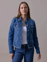 Campera de jean azul de la marca Baccini, con cuello solapa, abertura central con botones metálicos, bolsillos delanteros y ruedo desflecado.