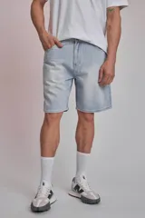 Bermuda de jean celeste claro con efecto lavado.