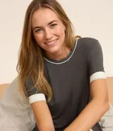 Camisón manga corta confeccionado en viscosa más sostenible, color gris con detalles contrastantes en blanco en cuello y mangas.