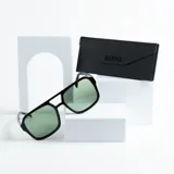 Lentes de sol cuadrados con armazón negro y lentes verdes. Incluye estuche rígido negro con logo de la marca.