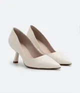 Zapato scarpin color blanco hueso, con puntera fina y taco fino diferenciado de 8 cm de altura. Fabricado en poliuretano.