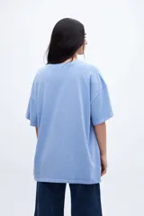 Remera celeste con estampado de limones y texto en amarillo.