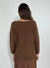 Sweater marrón de tejido de punto con cuello redondo y mangas largas.