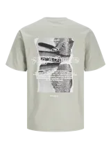 Camiseta color gris claro de manga corta y cuello redondo, con estampado en la espalda con texto en blanco y negro.