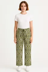Pantalón babucha estampado con cintura elastizada y lazo de ajuste.