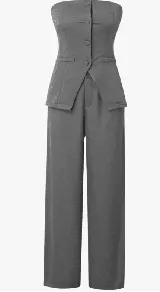 Conjunto sastrero negro de dos piezas, compuesto por un top strapless con botones y un pantalón de vestir de corte recto.