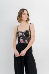Top tipo corset con estampado floral, confeccionado en tul elástico con estructura interna y copas armadas. Breteles regulables y cierre con triple hilera de broches en espalda.