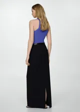 Musculosa azul de punto canalé con cuello redondo y tirantes finos.