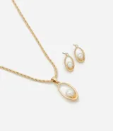 Conjunto de collar y caravanas doradas con colgantes ovalados con perlas.