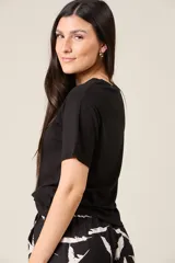 Remera básica de manga corta color negro, de corte recto y cuello redondo.