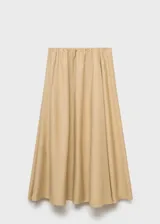 Falda larga color beige, de tiro bajo y corte evasé, con cintura elástica y bolsillos laterales.