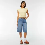 Camiseta amarilla de punto con cuello redondo y mangas cortas con volantes.