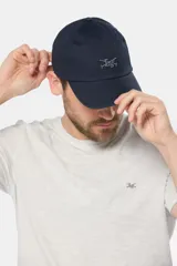 Gorra de béisbol azul marino de lona con visera curva y logo bordado en el frente.