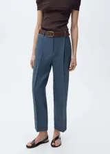 Pantalón de lino azul con cintura elástica, trabillas, cierre frontal con cremallera y botón, diseño recto, largo y tiro alto.
