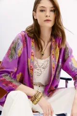 Kimono de viscosa con jacquard en lurex multicolor, bordado de hilo y piedras en cuello y cartera. Largo a la cadera, con ruedo redondeado y forrería en viscosa a tono.