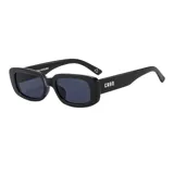 Gafas de sol rectangulares con montura gruesa de plástico negro y lentes grises. Diseño unisex con protección UV400.