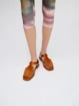 Sandalias de cuero azul con diseño semi-abierto y tiras tipo gladiador. Cierre con velcro y forro interior de cuero de chancho. Calzan chico.