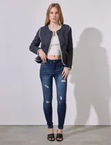 Jean skinny de tiro alto color azul con desgaste.