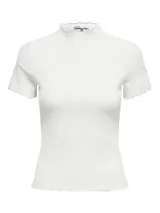 Camiseta blanca de punto acanalado, con cuello Perkins y mangas cortas con borde ondulado.