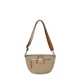 Riñonera color beige con correa marrón desmontable, bolsillo frontal con cierre y logo de la marca.