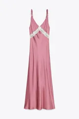 Vestido midi de satén color rosado, con escote en V, tirantes finos regulables y detalle de puntilla blanca en el escote.