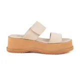 Sandalias color beige con plataforma y doble tira con ajuste de velcro.
