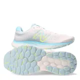 Championes de running New Balance modelo 520 V8, color blanco con detalles en celeste y amarillo.