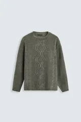 Sweater verde oliva de punto con cuello redondo, manga larga y diseño de trenzas en el frente.