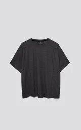 Remera de manga corta y cuello redondo, color gris oscuro jaspeado, con calce regular y recortes en los hombros.