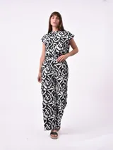 Pantalón palazzo de tiro alto con estampado abstracto en blanco y negro, con cintura elastizada y bolsillos laterales.