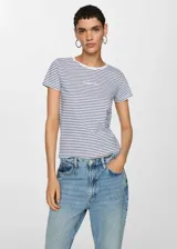 Camiseta blanca con rayas horizontales rojas, cuello redondo y logo estampado en el centro del pecho.