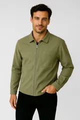 Campera verde militar de algodón con cierre frontal y dos bolsillos de parche en el pecho.