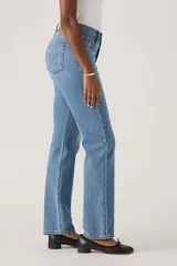 Pantalón de jean celeste de corte recto, tiro alto y calce ajustado en la cintura. Confeccionado en denim de algodón con lavado claro y detalles de desgaste sutiles. Cierre con botones metálicos y cinco bolsillos clásicos.